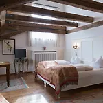 Orphee - Grosses Haus Otel
