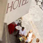 Orphee - Grosses Haus Otel