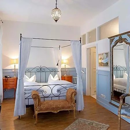 Orphee - Grosses Haus 3*